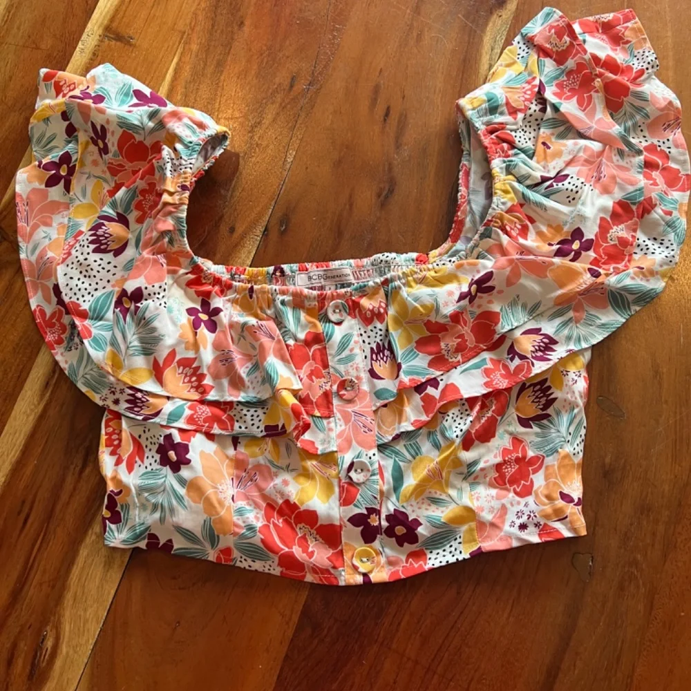 Button Ruffle Top BCBGeneration - Picture 3 of 3